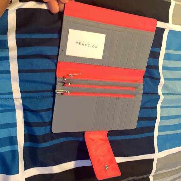 Kenneth Cole Reaction Wallet - Picture 2 of 5